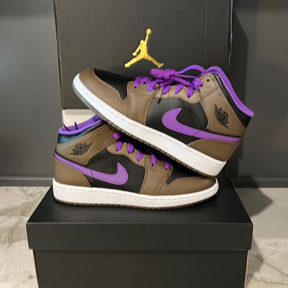 Jordan 1 Purple Mocha Size 6.5y/8w